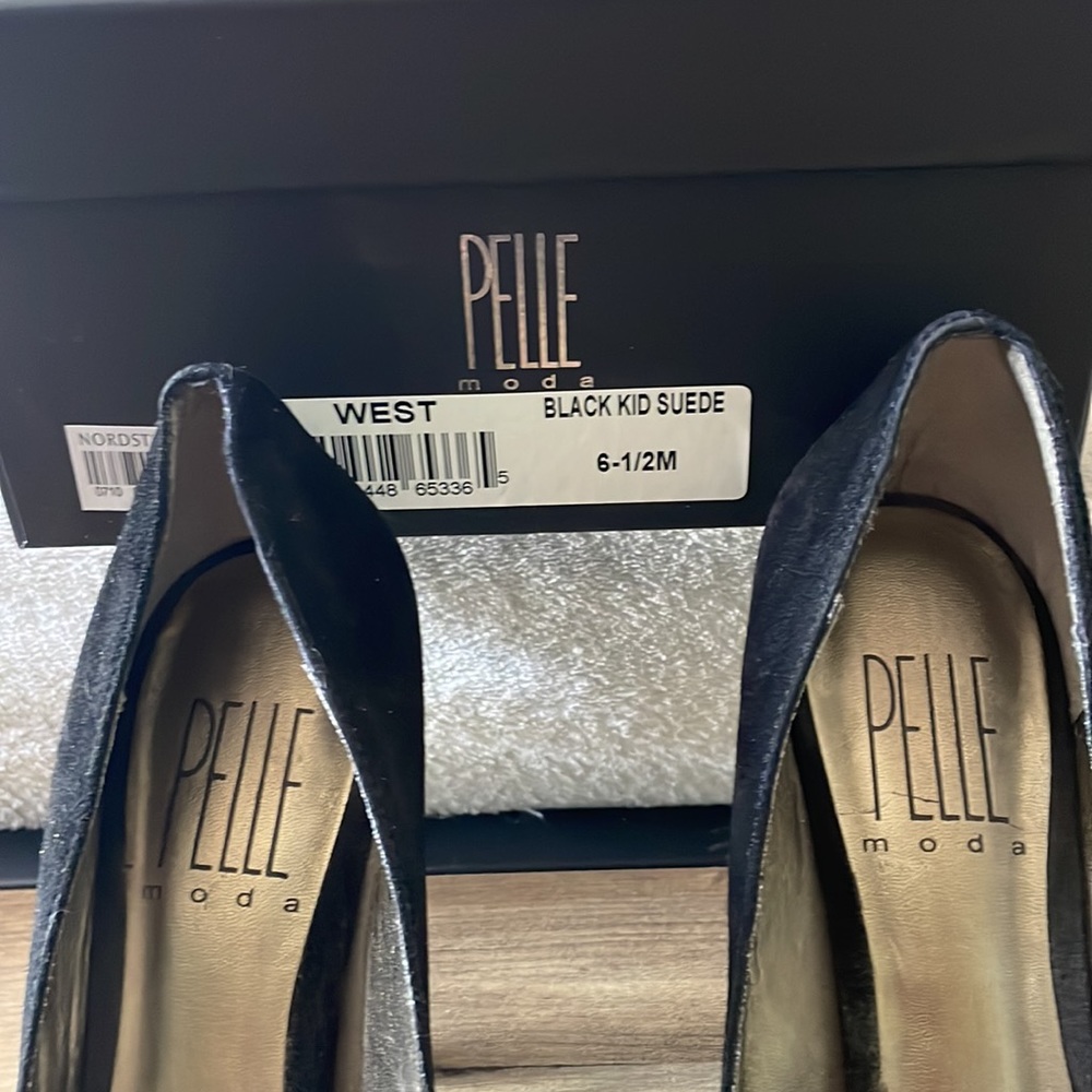 Black suede Pelle Moda 6.5 peep toe pump - Picture 3 of 6